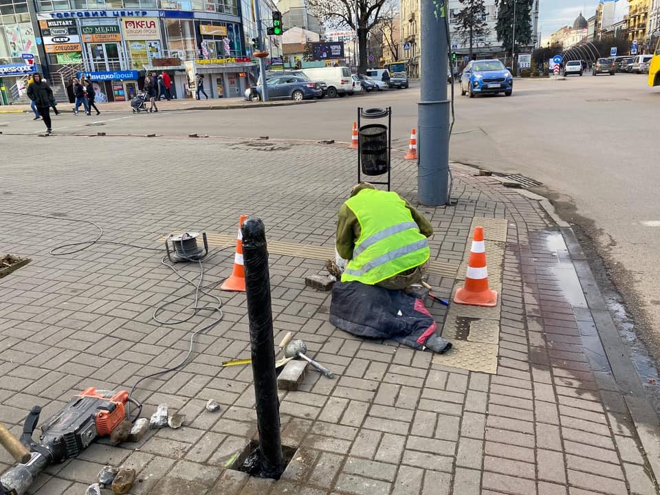 На Незалежності встановлюють антипаркувальні стовпці ФОТО, ВІДЕО