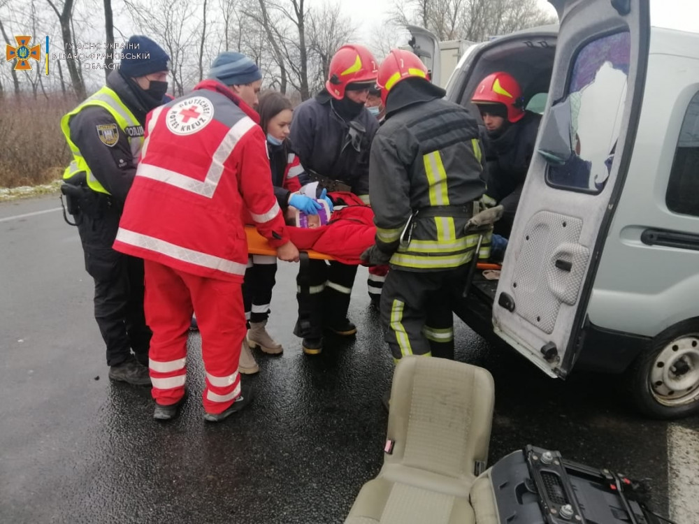 На Прикарпатті чергова автотроща: потерпілих з понівечених авто вирізали рятувальники ФОТО