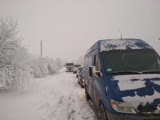 Райони Прикарпаття продовжує засипати снігом - рух ускладнений ФОТО