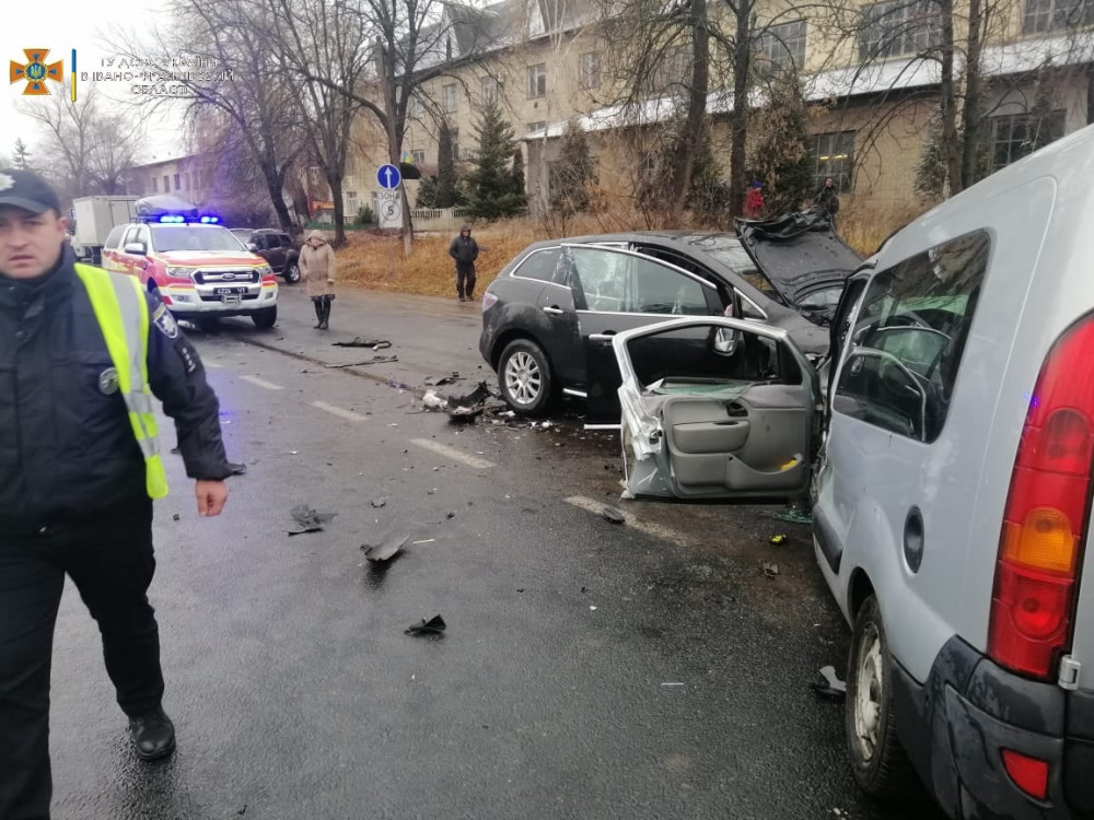 На Прикарпатті чергова автотроща: потерпілих з понівечених авто вирізали рятувальники ФОТО