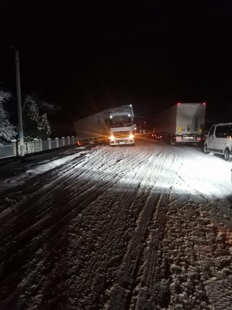 На Франківщині через ожеледицю легковик злетів у кювет