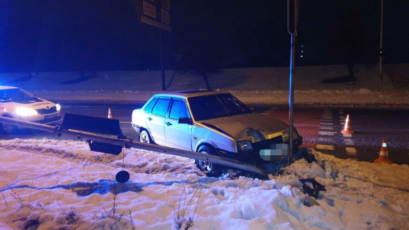 У Франківську водій "ВАЗ" влетів у світлофор і втік з місця ДТП ФОТО