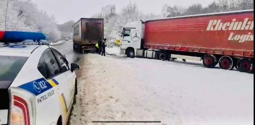 Прикарпатські поліцейські допомагають водіям, які потрапили у снігову пастку ФОТО