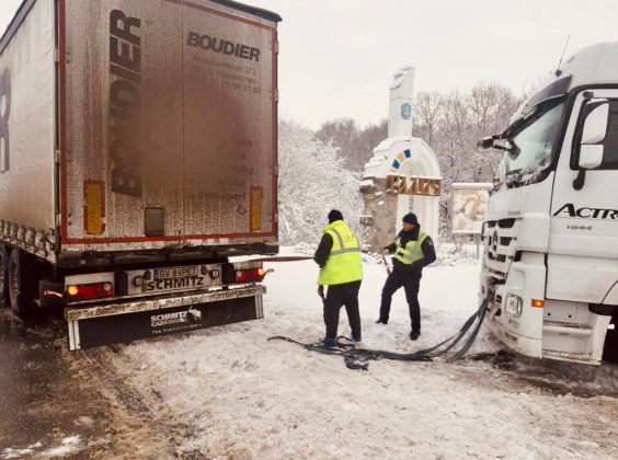 Прикарпатські поліцейські допомагають водіям, які потрапили у снігову пастку ФОТО