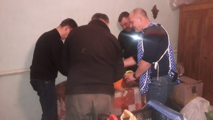 Волонтери та ветерани АТО з Яремчанщини наліпили вареників бійцям на передову ФОТО