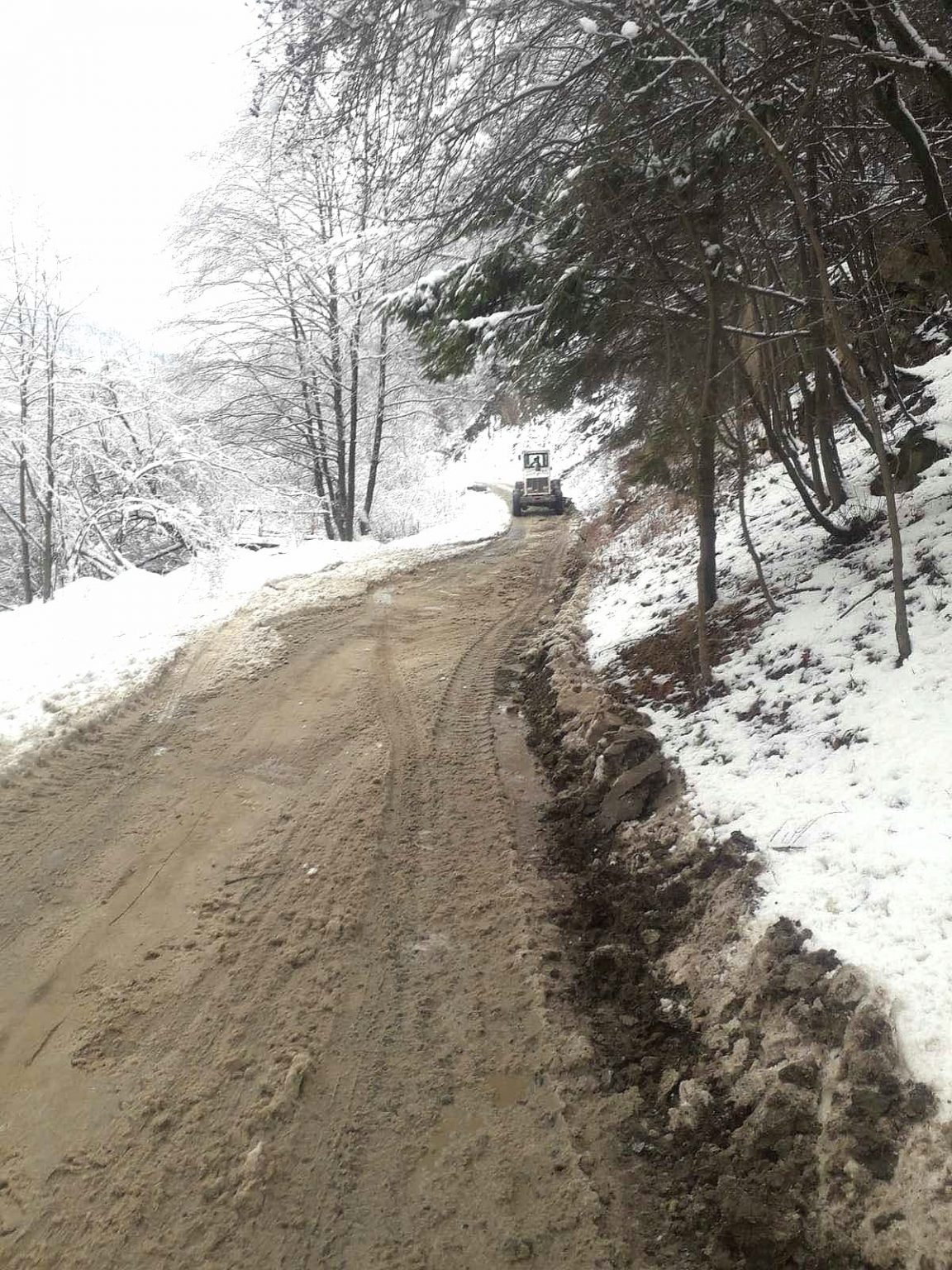 На дорозі Розтоки-Великий Рожин ліквідували зсув ґрунту ФОТО