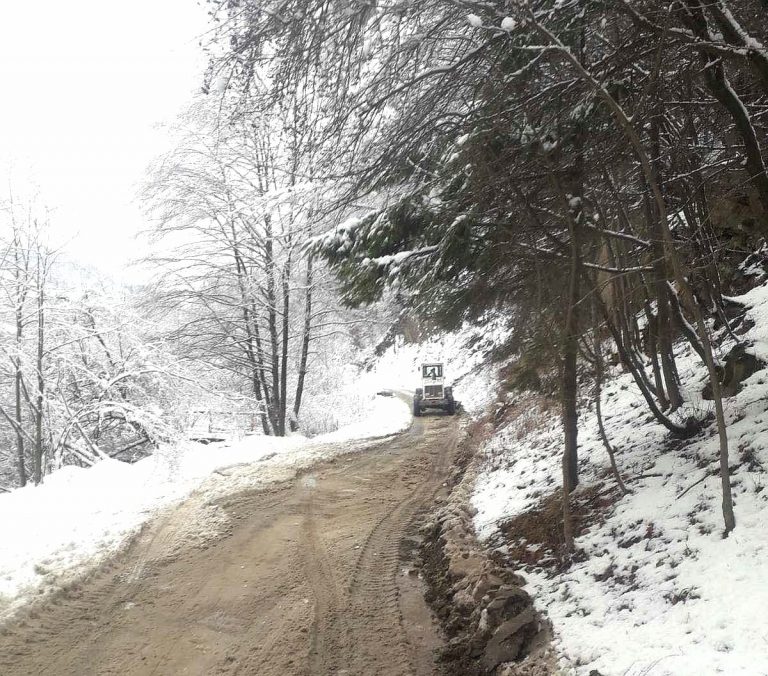 На дорозі Розтоки-Великий Рожин ліквідували зсув ґрунту ФОТО