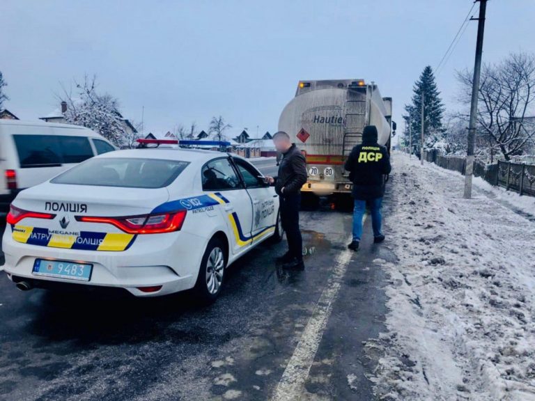 Поліція Прикарпаття зупинила дві вантажівки, які незаконно перевозили пальне