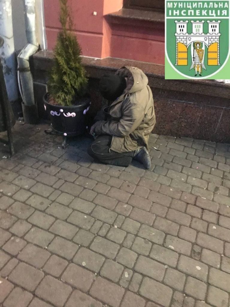 У центрі Франківська чоловік випив пляшку антисептику і втратив свідомість ФОТОФАКТ