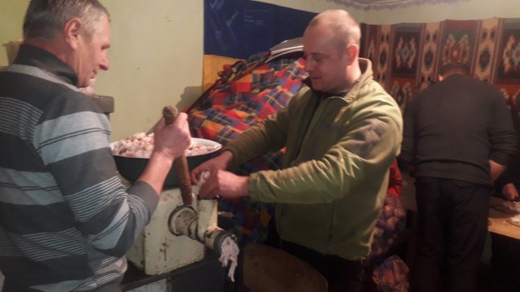 Волонтери та ветерани АТО з Яремчанщини наліпили вареників бійцям на передову ФОТО