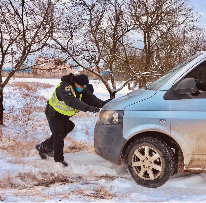 Прикарпатські поліцейські допомагають водіям, які потрапили у снігову пастку ФОТО