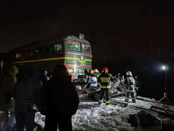 Жахлива трагедія на залізниці: поблизу Франківська потяг розтрощив "ВАЗ", тіла людей з авто деблокували рятувальники ФОТО, ВІДЕО