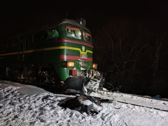 Жахлива трагедія на залізниці: поблизу Франківська потяг розтрощив "ВАЗ", тіла людей з авто деблокували рятувальники ФОТО, ВІДЕО