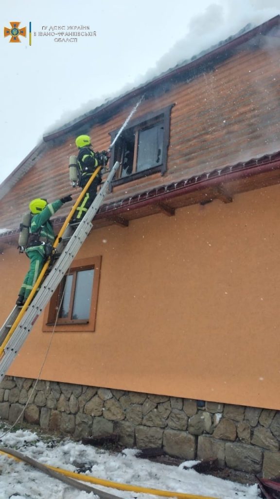 Від вогню врятували житловий будинок: деталі масштабної пожежі в курортному Микуличині ФОТО