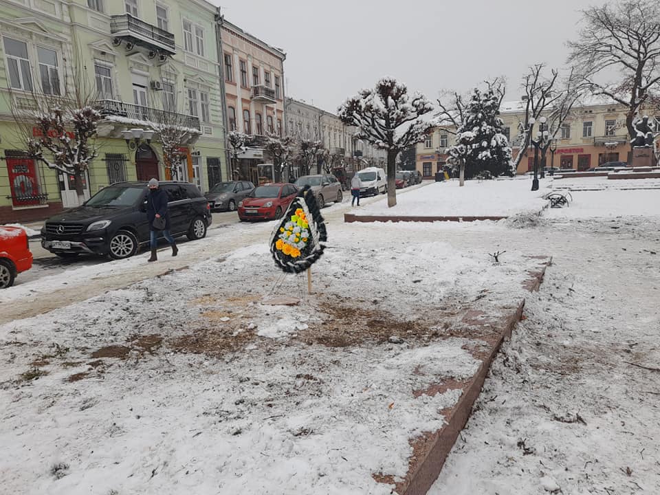 Зрізані у центрі Коломиї ялинки місцеві мешканці пом’янули ритуальними вінками ФОТО