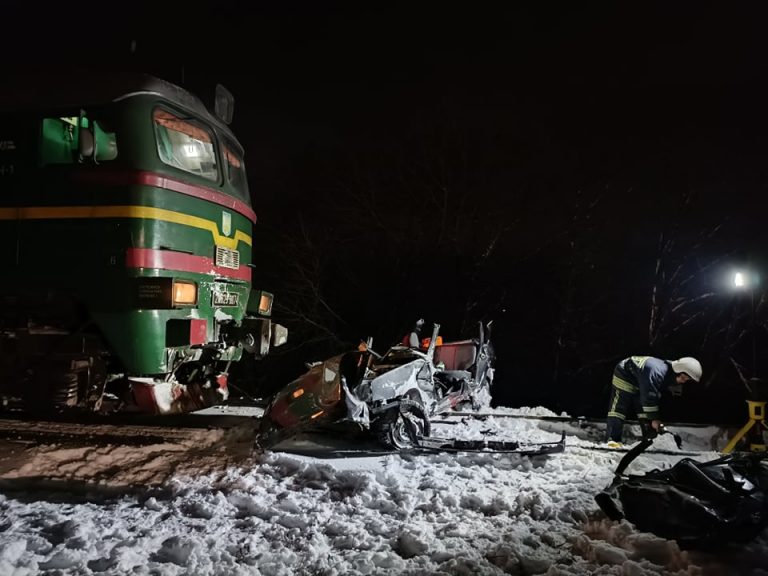 Жахлива трагедія на залізниці: поблизу Франківська потяг розтрощив "ВАЗ", тіла людей з авто деблокували рятувальники ФОТО, ВІДЕО