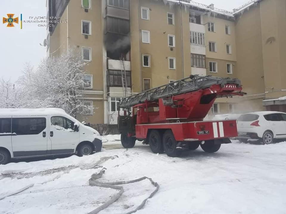 На Прикарпатті спалахнув житловий будинок: вогнеборці врятували двох осіб, ще двох евакуювали