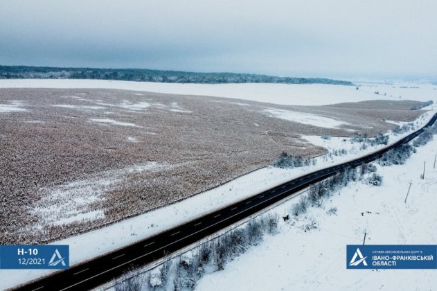 Дорожники Прикарпаття активно очищують від снігу узбіччя та автобусні зупинки ФОТО