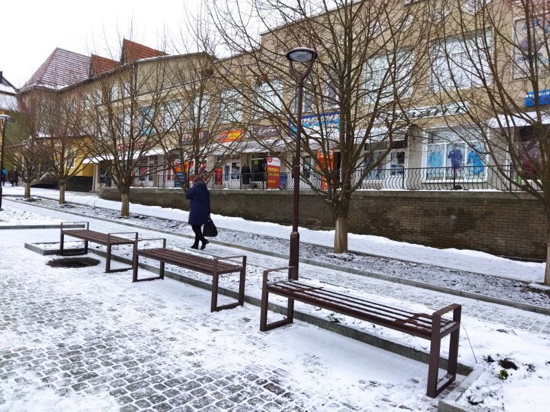 У центрі Городенки встановлюють вуличні меблі ФОТО