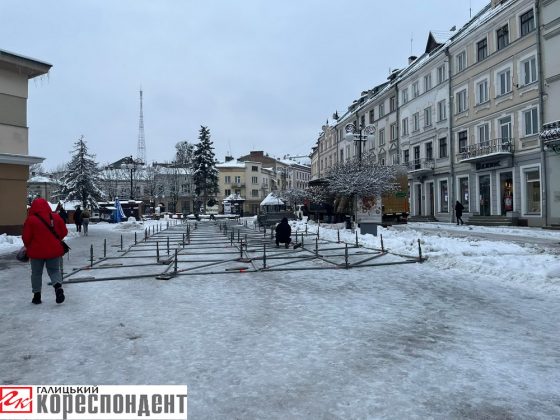 Біля Ратуші у Франківську монтують льодяну гірку ФОТО