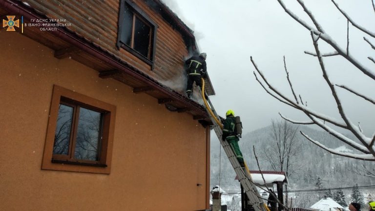 Від вогню врятували житловий будинок: деталі масштабної пожежі в курортному Микуличині ФОТО