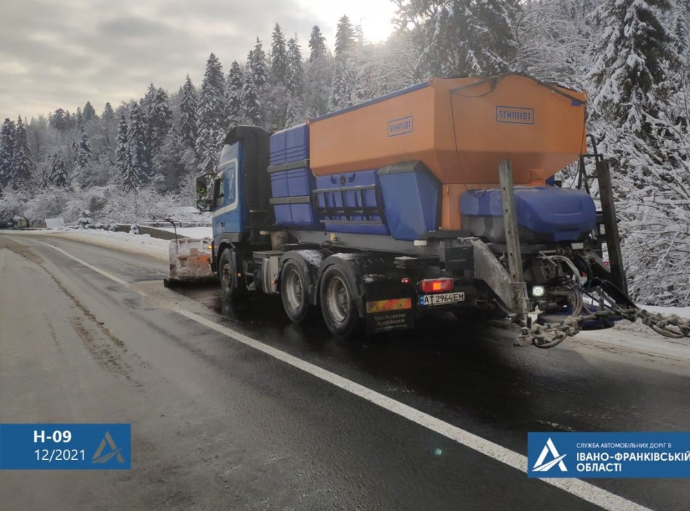 Дорожники Прикарпаття активно очищують від снігу узбіоччя та автобусні зупинки ФОТО