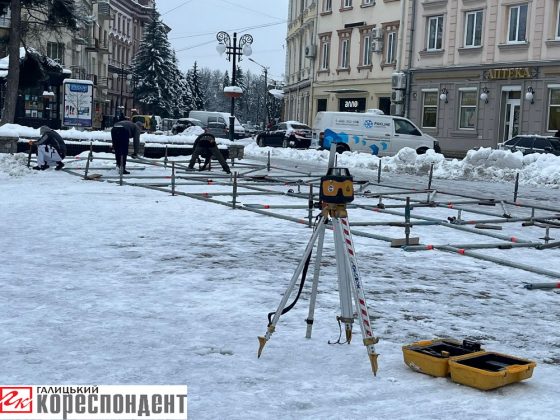 Біля Ратуші у Франківську монтують льодяну гірку ФОТО