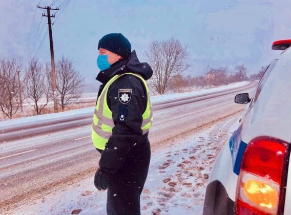 Прикарпатські поліцейські допомагають водіям, які потрапили у снігову пастку ФОТО