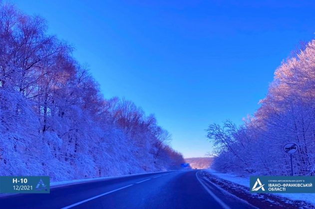 Прикарпатські дорожники борються зі снігом та ожеледицею ФОТО