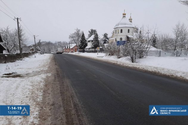 Дорожники Прикарпаття активно очищують від снігу узбіччя та автобусні зупинки ФОТО