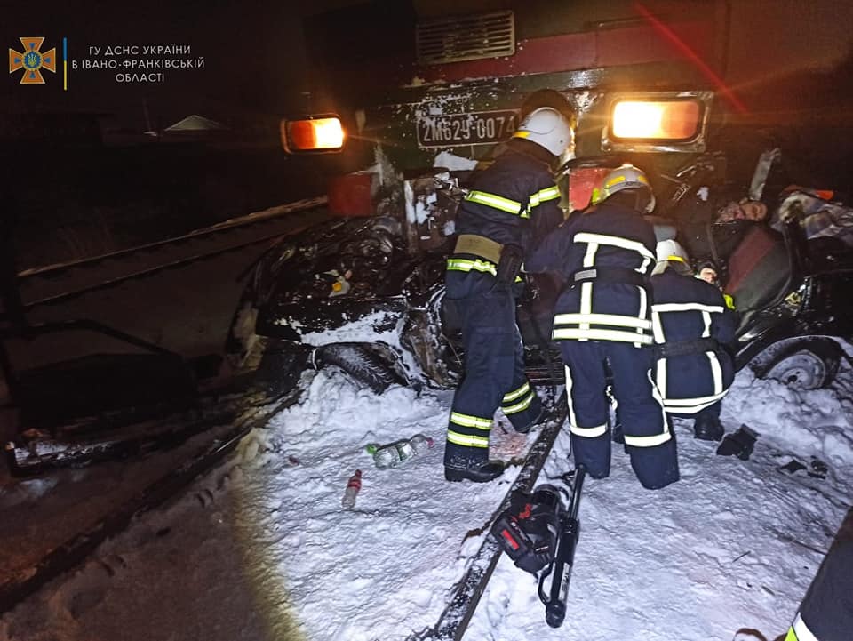 Авто розлетілося вдрузки, двоє людей загинули на місці: подробиці жахливої нічної ДТП поблизу Франківська, де потяг розчавив "ВАЗ" ФОТО, ВІДЕО