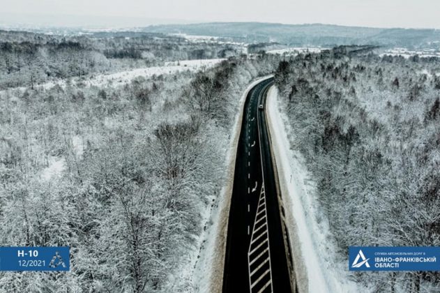 Прикарпатські дорожники борються зі снігом та ожеледицею ФОТО