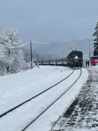 У Татарові на відремонтованій станції урочисто зустріли перших гостей ФОТО та ВІДЕО