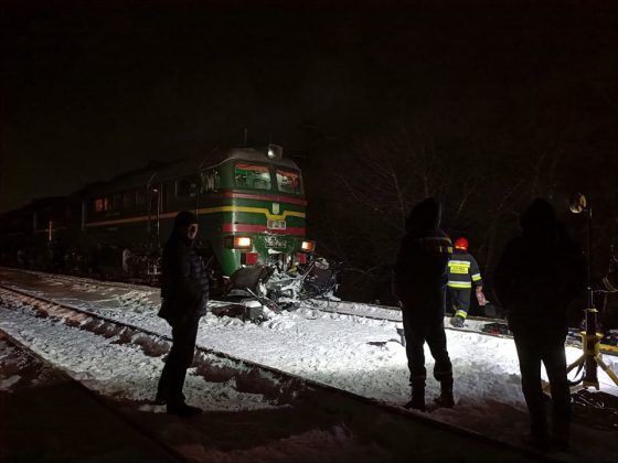 Жахлива трагедія на залізниці: поблизу Франківська потяг розтрощив "ВАЗ", тіла людей з авто деблокували рятувальники ФОТО, ВІДЕО