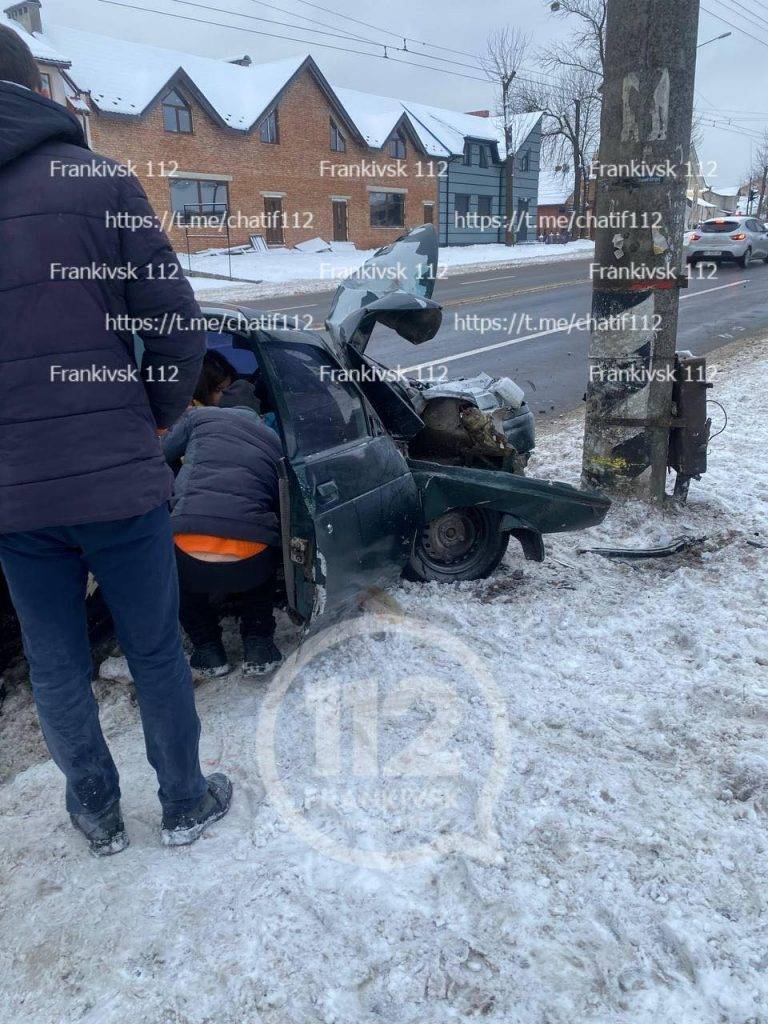 Поблизу Франківська легковик влетів у стовп ФОТОФАКТ
