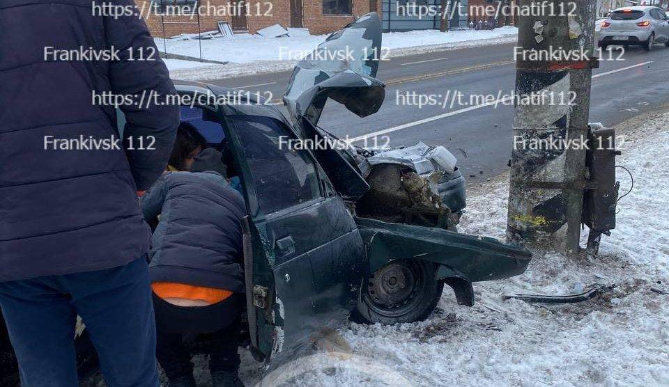 Поблизу Франківська легковик влетів у стовп ФОТОФАКТ