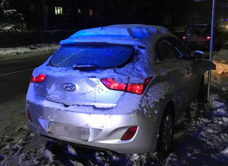 П'яний прикарпатець викрав чуже авто, влетів у дорожній знак та втік з місця ДТП