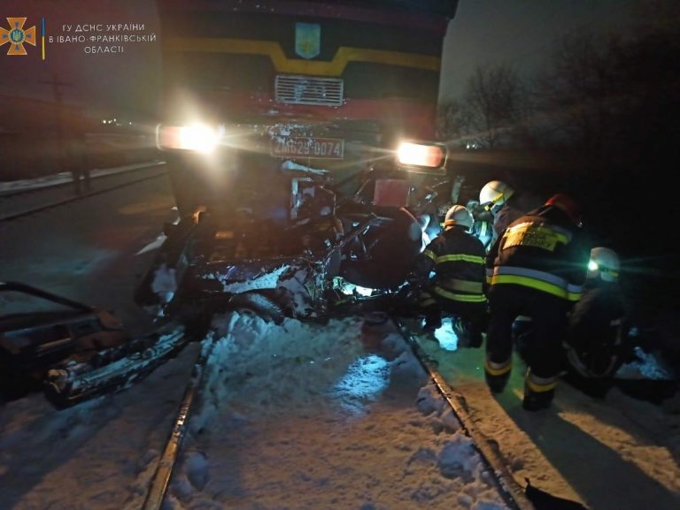 Авто розлетілося вдрузки, двоє людей загинули на місці: подробиці жахливої нічної ДТП поблизу Франківська, де потяг розчавив "ВАЗ" ФОТО, ВІДЕО