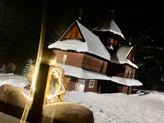 Опівнічна магія: у мережі опублікували неймовірні світлини вкритої снігом Криворівнянської святині ФОТО