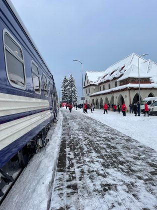 У Татарові на відремонтованій станції урочисто зустріли перших гостей ФОТО та ВІДЕО