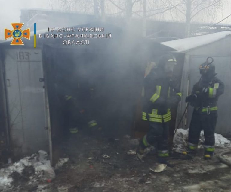 У гаражному кооперативі в Івано-Франківську сталася пожежа