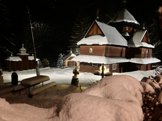 Опівнічна магія: у мережі опублікували неймовірні світлини вкритої снігом Криворівнянської святині ФОТО