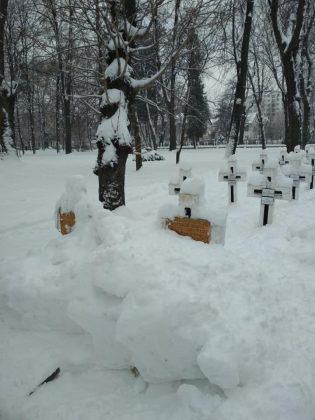 Франківські комунальники закидали снігом могили січових стрільців ФОТО