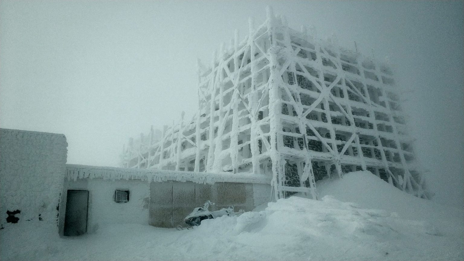 У високогір'ї Карпат заметіль та сильні морози ФОТО