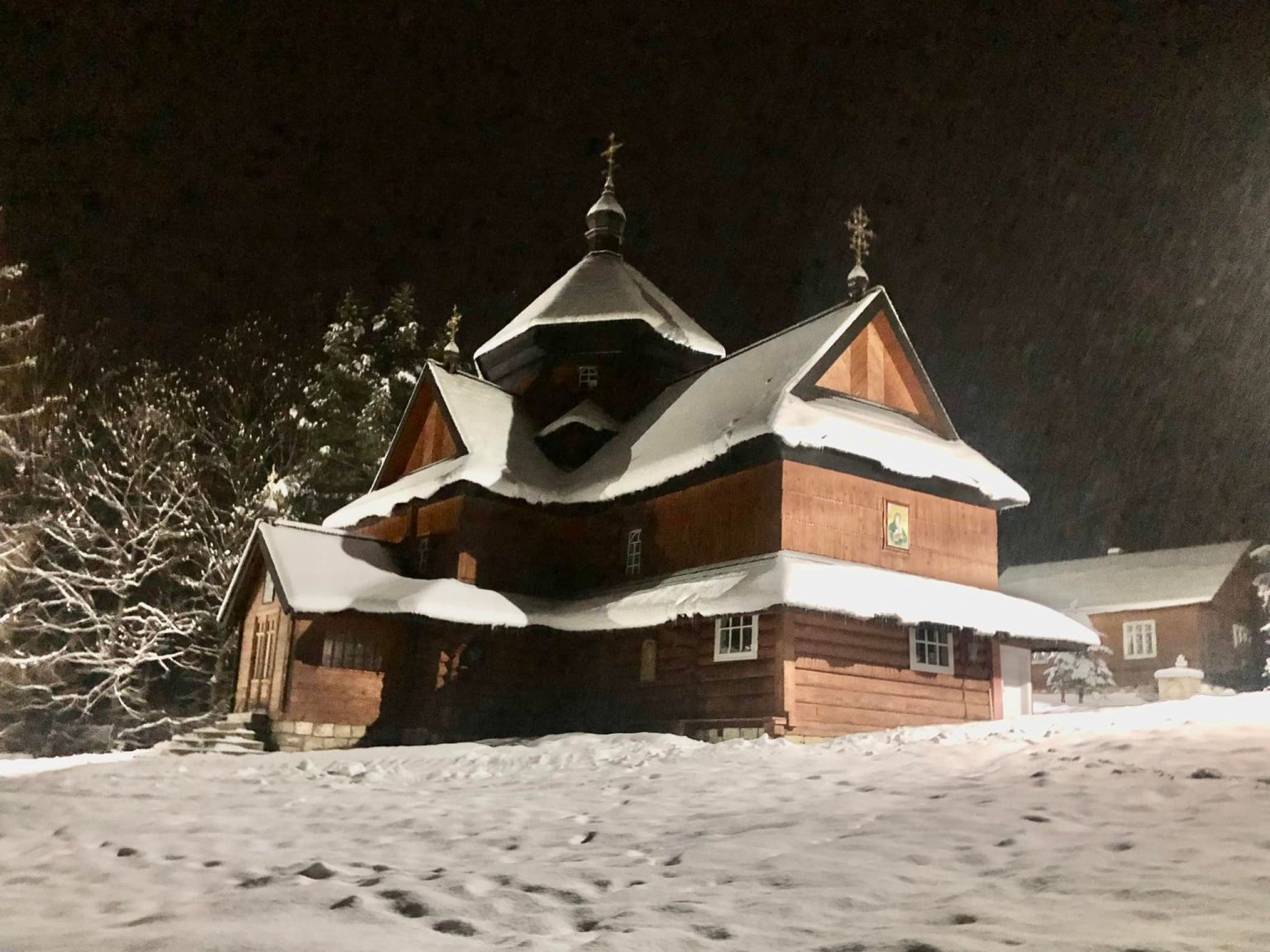 Опівнічна магія: мережі опублікували неймовірні світлини вкритої снігом Криворівнянської святині ФОТО