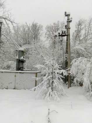 Перебої зі світлом у 200 населених пунктах: снігопади завдали чималих клопотів прикарпатським енергетикам ФОТО