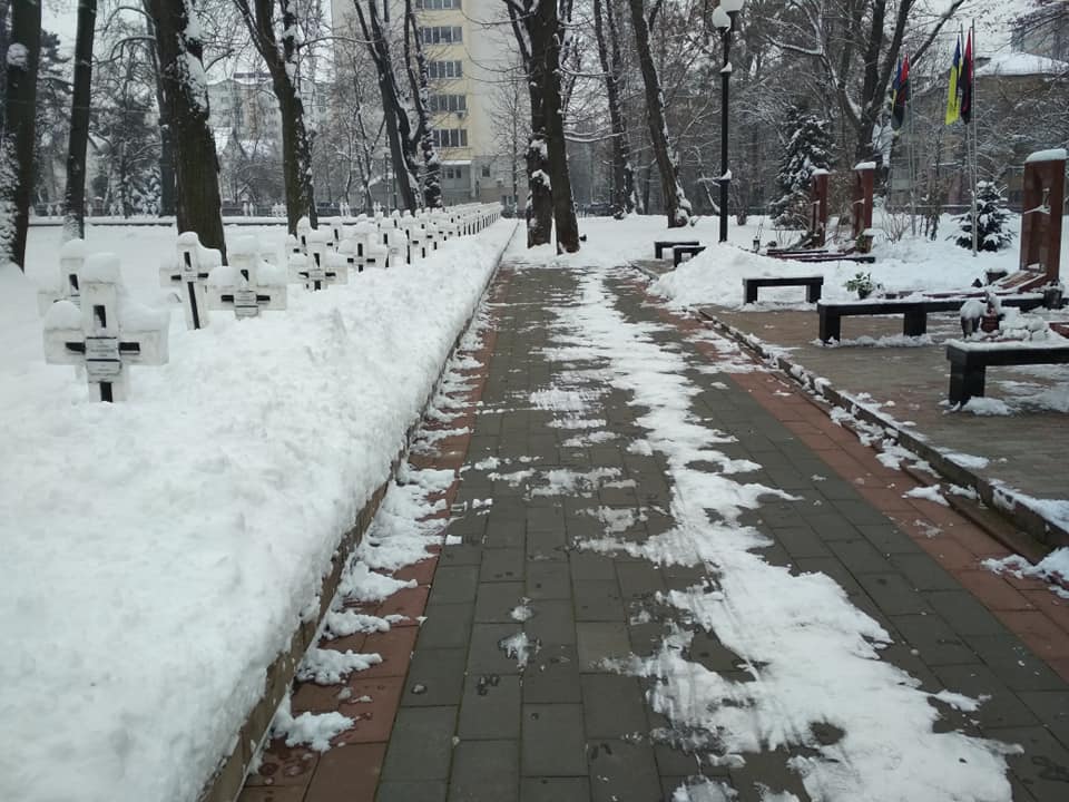 Франківські комунальники закидали снігом могили січових стрільців ФОТО