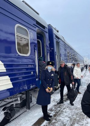 У Татарові на відремонтованій станції урочисто зустріли перших гостей ФОТО та ВІДЕО