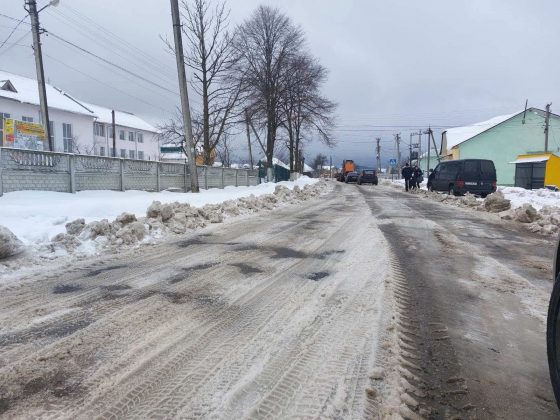 На Прикарпатті дорожники активно борються зі снігом ФОТО