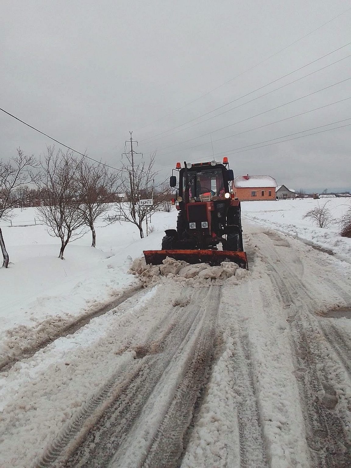 На Прикарпатті дорожники активно борються зі снігом ФОТО